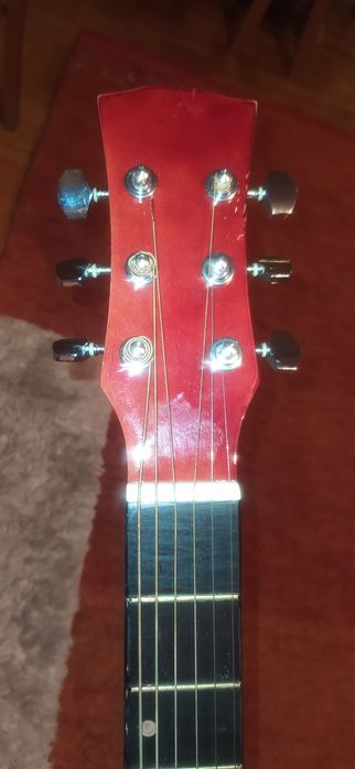 Gitara akustyczna w dobrym stanie