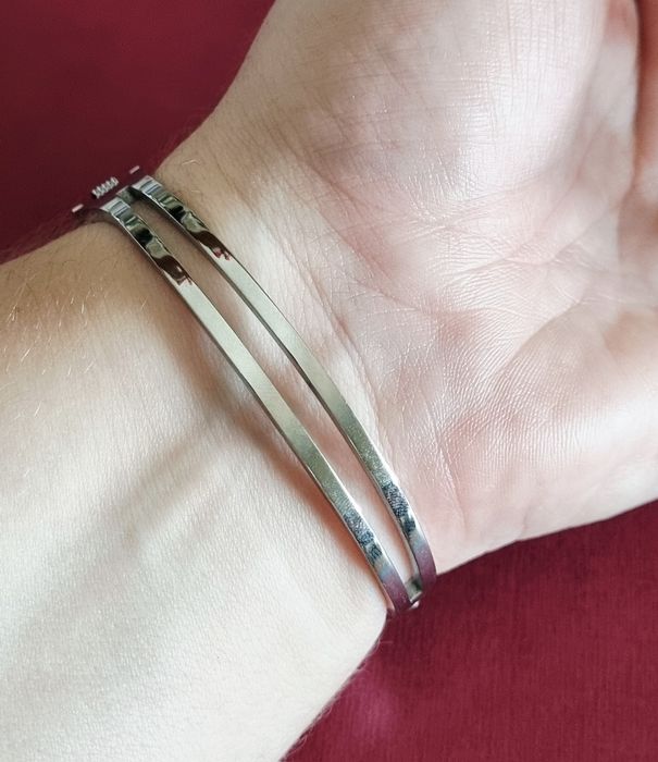 Pulseira/escrava prateada, em aço, com zirconias e um urso em madrepér