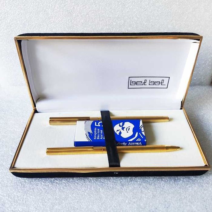 Estojo em veludo preto com Esferográfica e Aparo com 5 tubos tinta