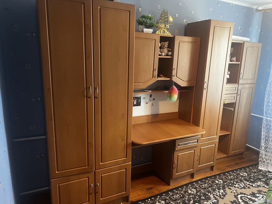 Меблева стінка з письмовим столом та шафами для дитячої кімнати