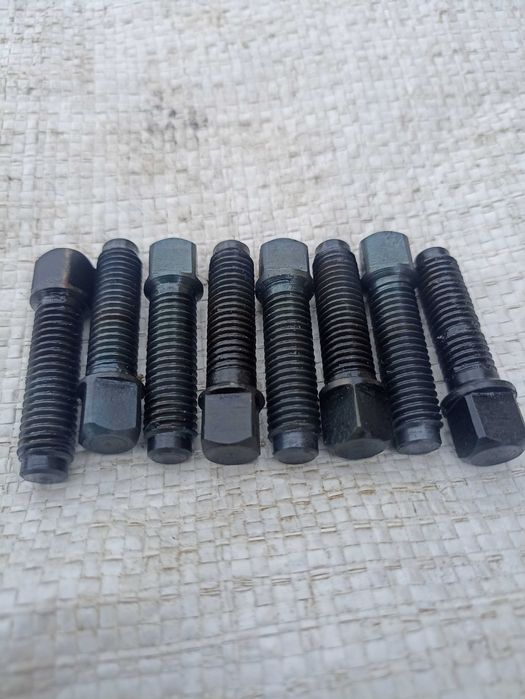 Різцетримач на ТВ-3,4,6,7, ТВШ, ТВ-16, болти, ключі.