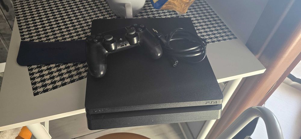 Sprzedam ps4 z jednym padem