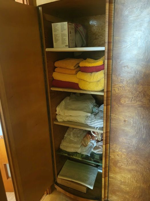 Elegancka, stara czterodrzwiowa szafa