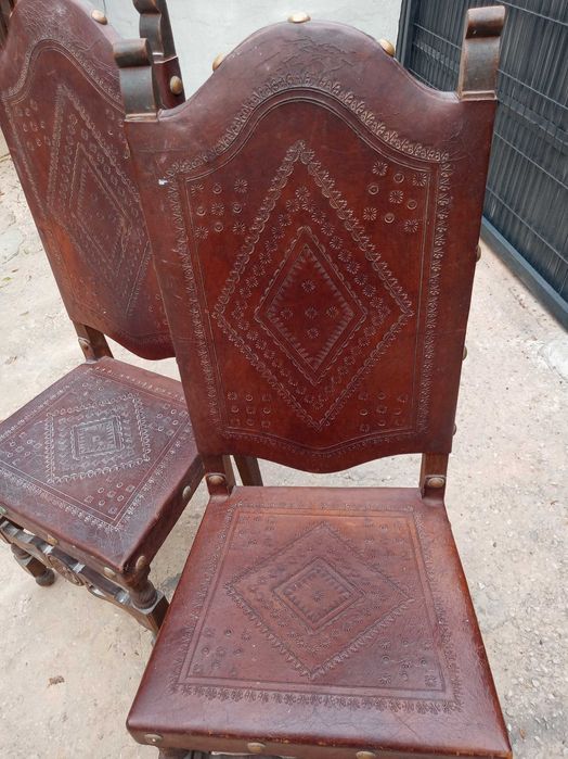 2 lindas cadeiras antigas em bom estado