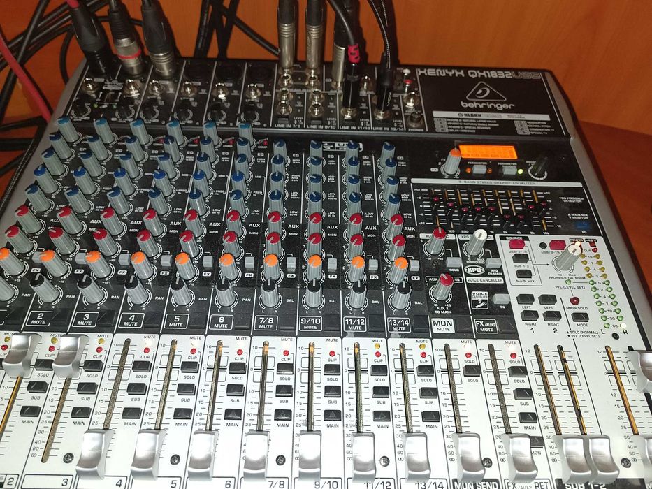 Мікшерний пульт Behringer Xenyx QX1832USB з USB та ефектами Klark Teknik