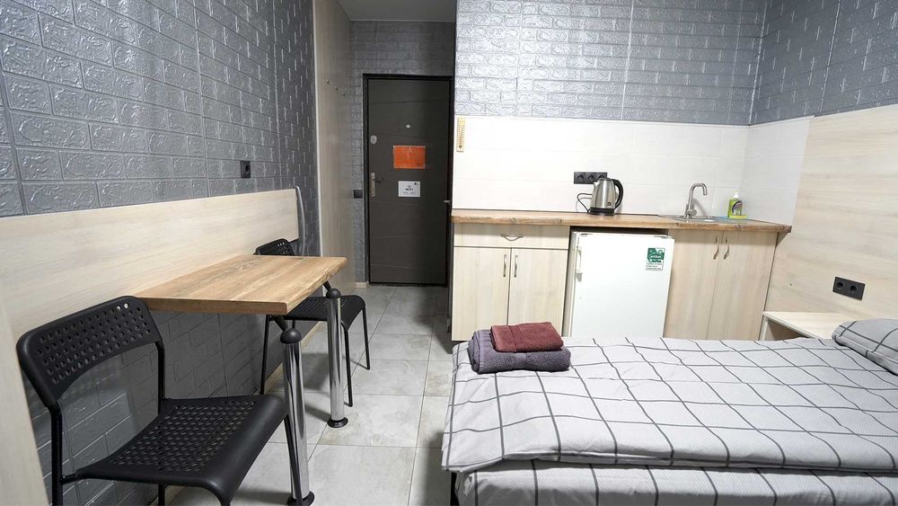 Оренда студії  в цоколі-дешева ціна (з великим вікном)