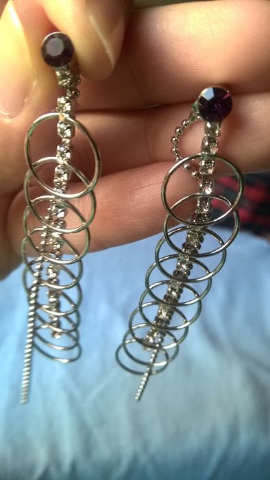 Brincos compridos prateados com brinhante roxo (portes incluídos)