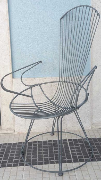 6 cadeiras e 1 mesa artesanais, modelos únicos