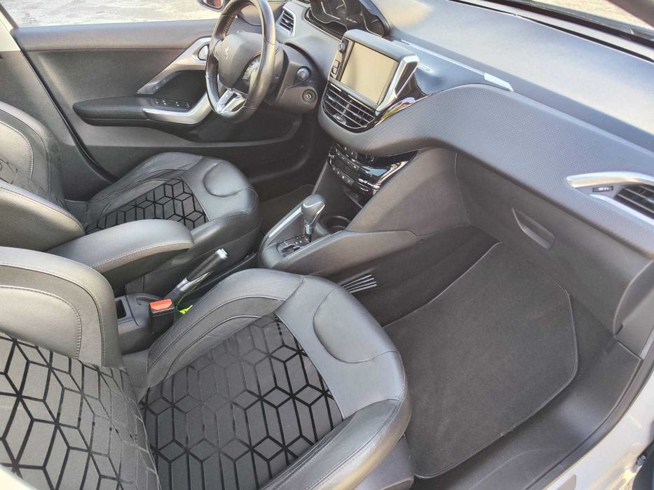 Peugeot 208 Feline Automático EAT6 Tecto Panorâmico