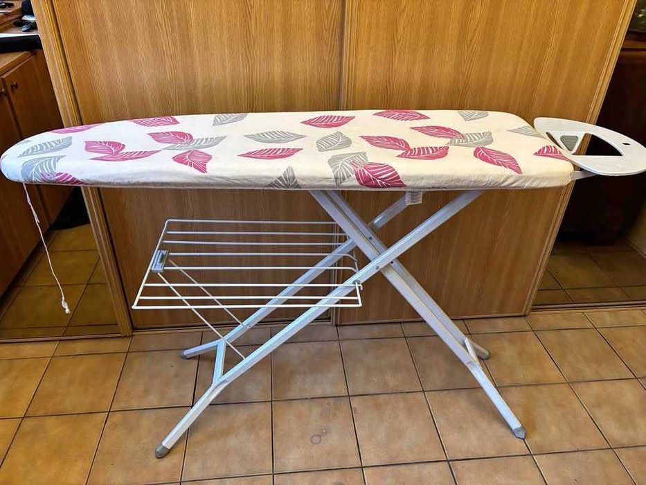 Solidna deska do prasowania z półeczką