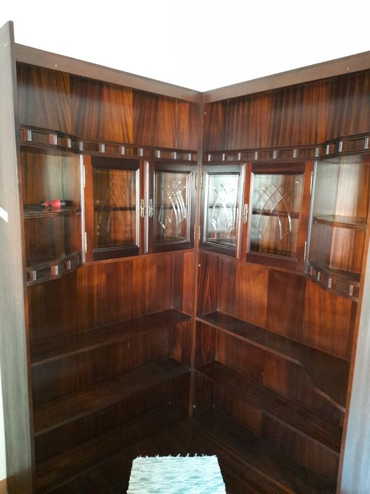 Móvel  de Sala Jantar/Bar em Raiz de Nogueira -Elegância e Qualidade