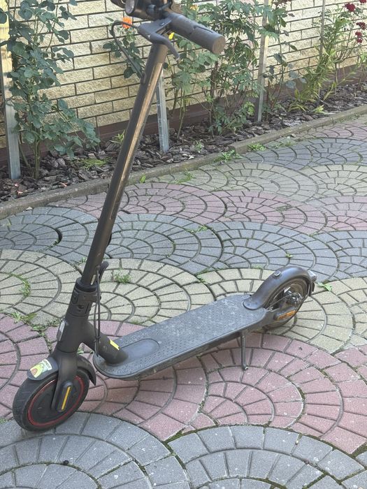 Продам електросамокат MI Electric Scooter Pro 2