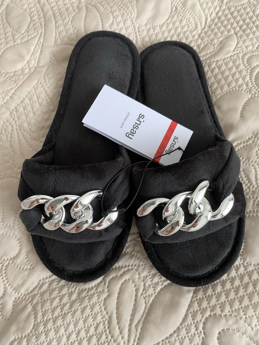 Czarne kapcie z ozdobnym łańcuchem