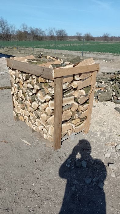 Dębina opałowa na palecie