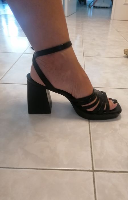 Sandálias pretas com salto