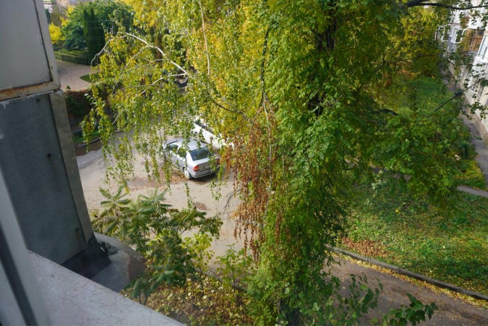 Продам 2 кімнатну квартиру в центрі , зупинака 5 школа