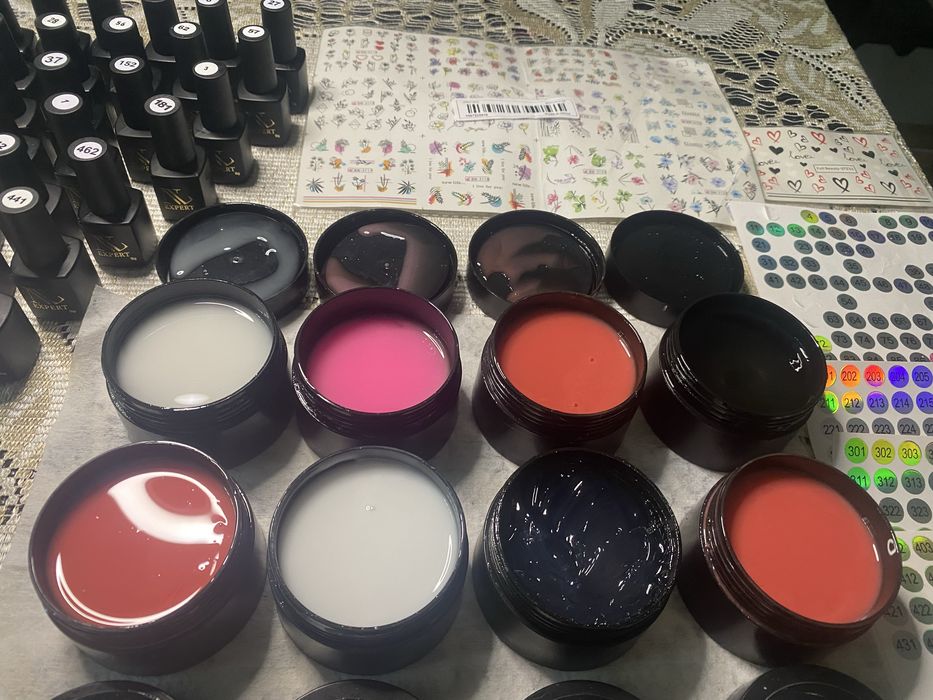 Zestaw do robienia paznokci ( 95% nowy)