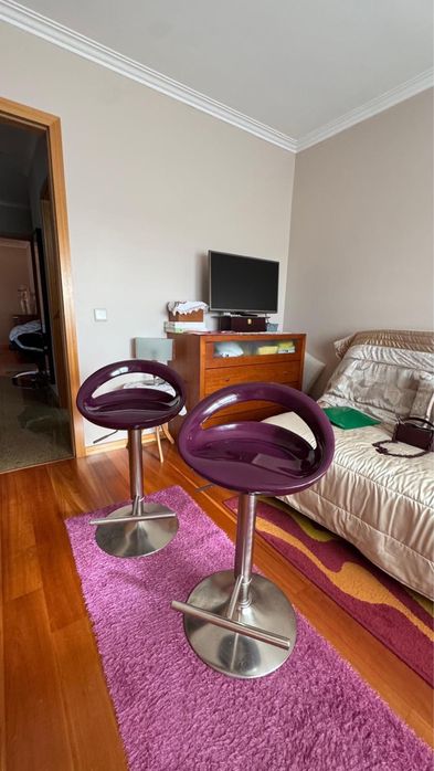 Mesa de sala e bancos