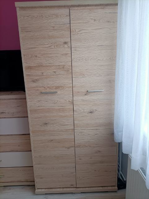 Montaż mebli. Składanie i skręcanie mebli z paczek