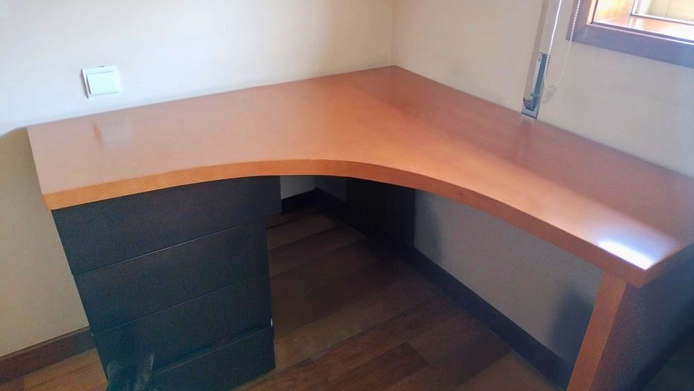 Quarto completo em madeira de cerejeira – excelente estado (cama + colchões + secretária + arrumação)