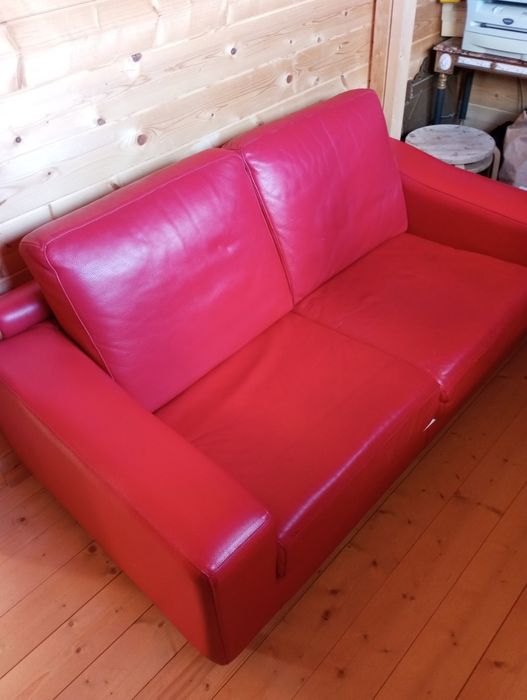 Sofá em pele vermelho