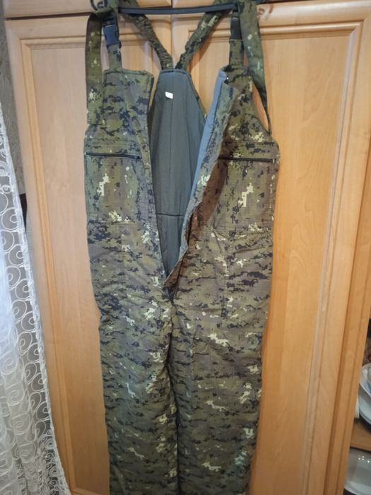 Продам свой комбинезон комуфляж пиксель.52-р.3 рост.
