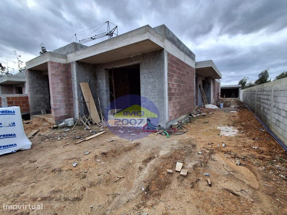 Moradia T3 térrea com pátio, jardim e garagem fechada para dois carros