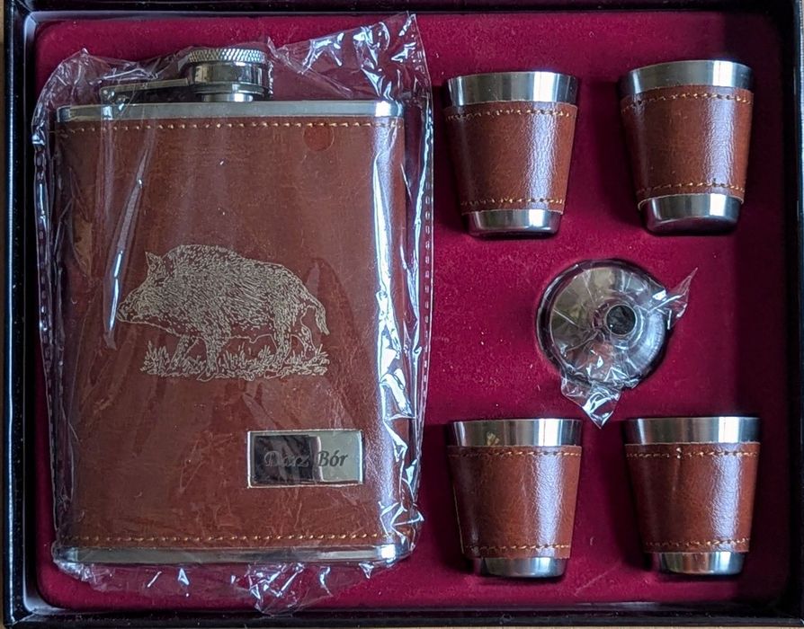 Piersiówka w skórze