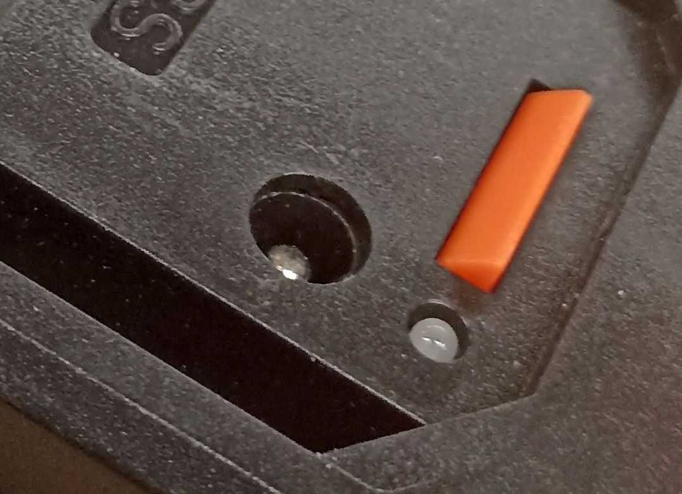 Zasilacz ( Ładowarka )  do wkrętarek  z  bat 20V Lux Tools