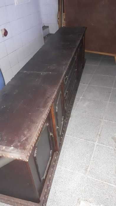 Móvel de televisão com muito espaço