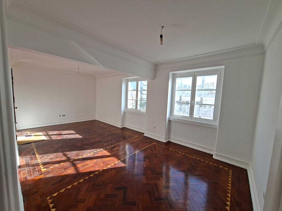 Aluga-se Apartamento T2 no Centro de Lisboa Junto à Praça Marquês de Pombal