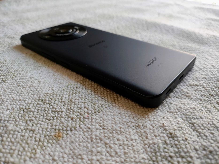 Японський смартфон Sharp R8PRO з найкращою 1" камерою від Leica, 2sim