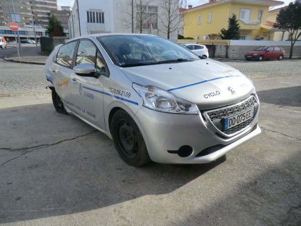 Para peças PEUGEOT 208