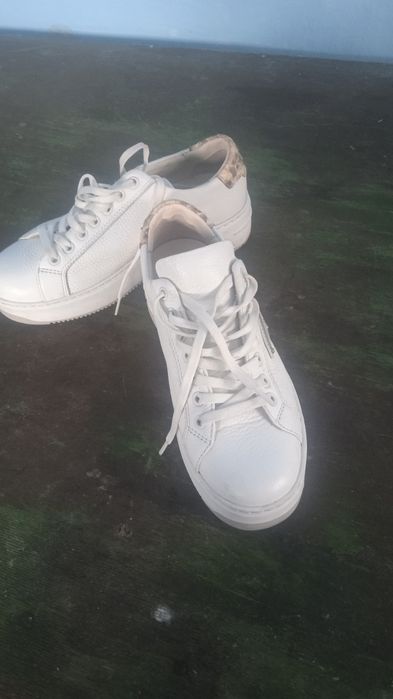 Білі жіночі туфллі