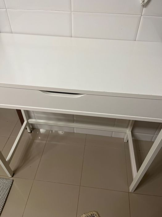 Secretária Ikea quase nova