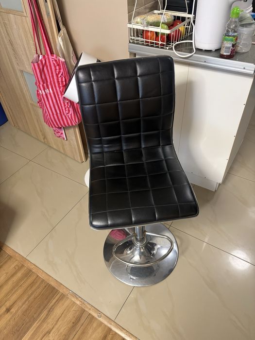 Hoker barowy czarny ekoskóra, krzesło obrotowe regulowane (Uran/Arako) Agata Meble