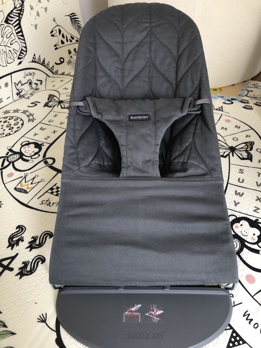 leżaczek firmy Babybjörn + zabawka do Babybjörn w cenie