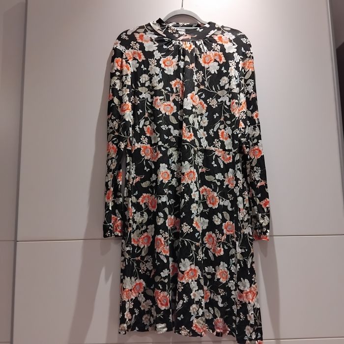 Sukienka w kwiaty rozmiar 16