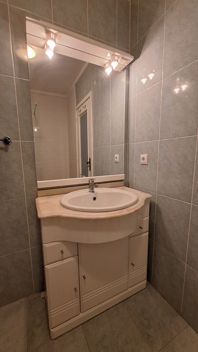 Lavatório e armário com espelho de casa de banho