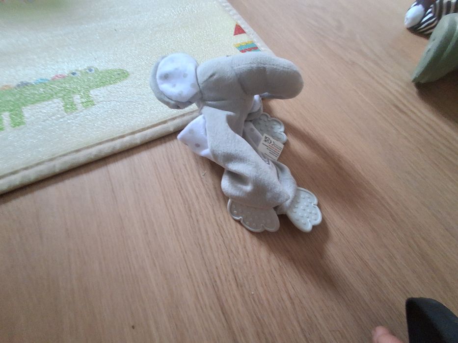 Vários bonecos e brinquedos