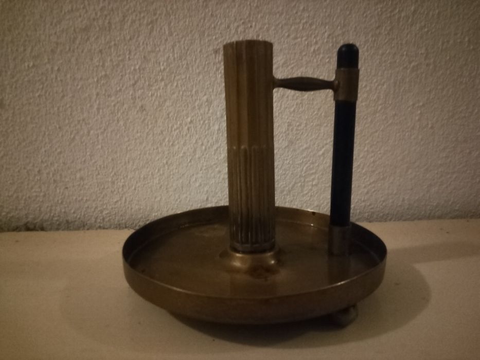 Candelabro em latão e madeira de epoca