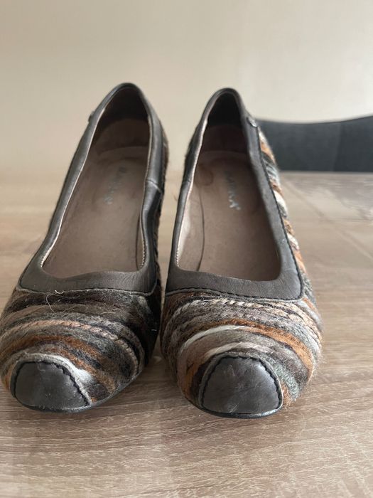 Sapatos castanhos de pele e lã