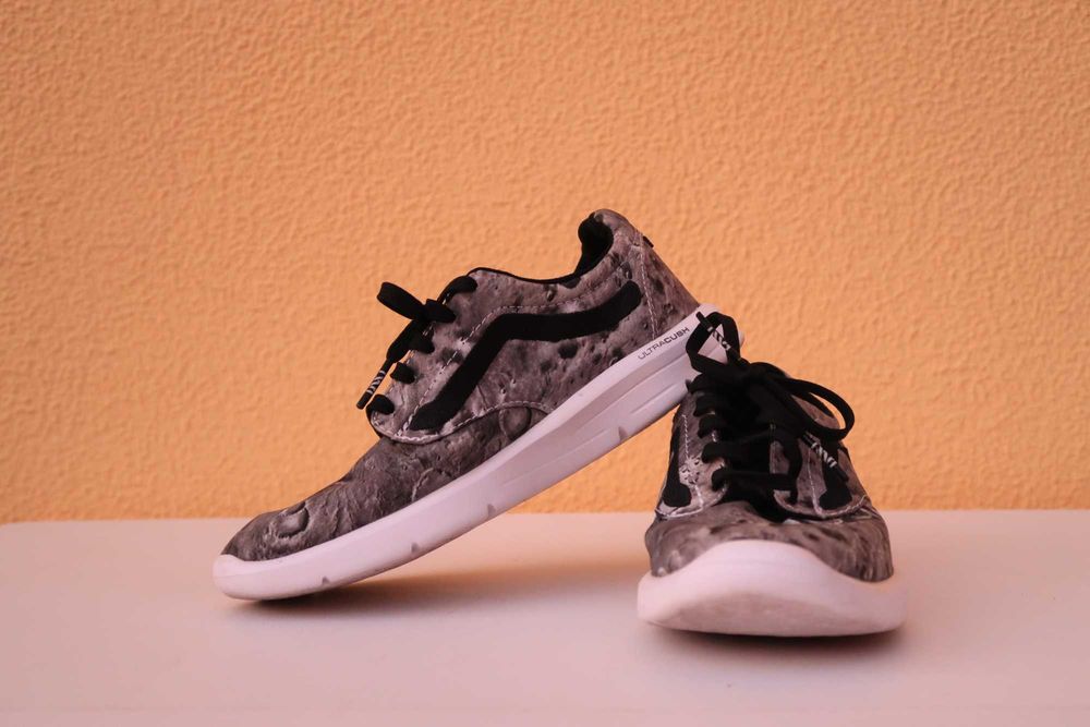 Tênis Vans com Padrão "Moon Surface"