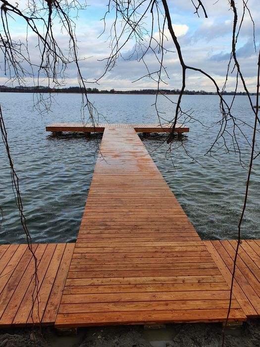 Budowa pomostów wbijanie pali kafar budowa pomostu