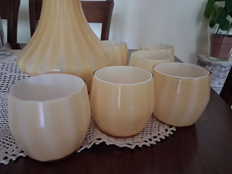 Conjunto jarro +6copos vidro amarelo de 1970