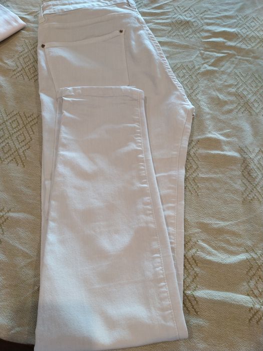 Calças confortáveis com pormenore entre prernas