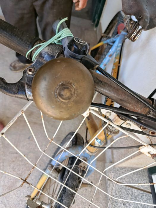 Bicicleta antiga com assento muito antigo