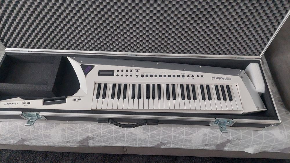 Roland AX Edge biały z futerałem