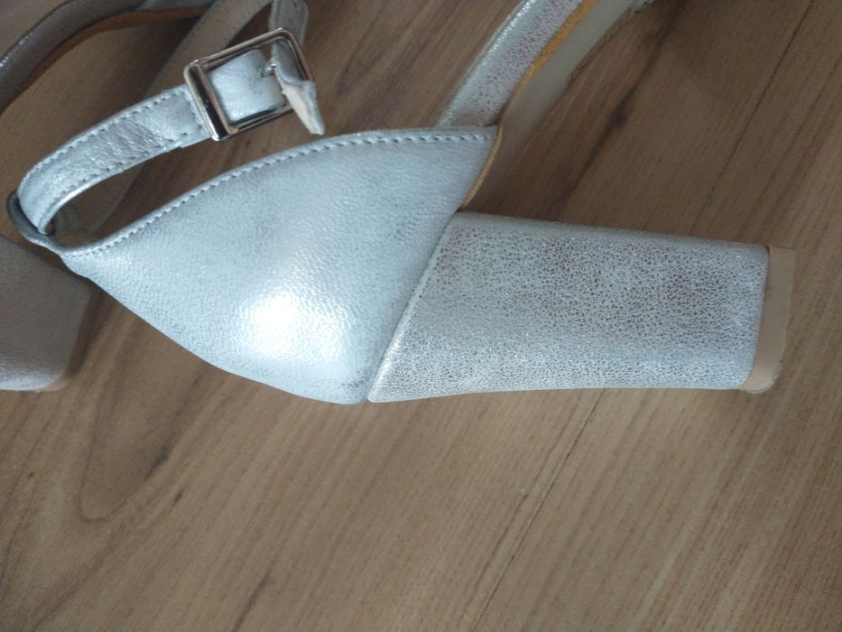 Buty na obcasie r.38 perłowe