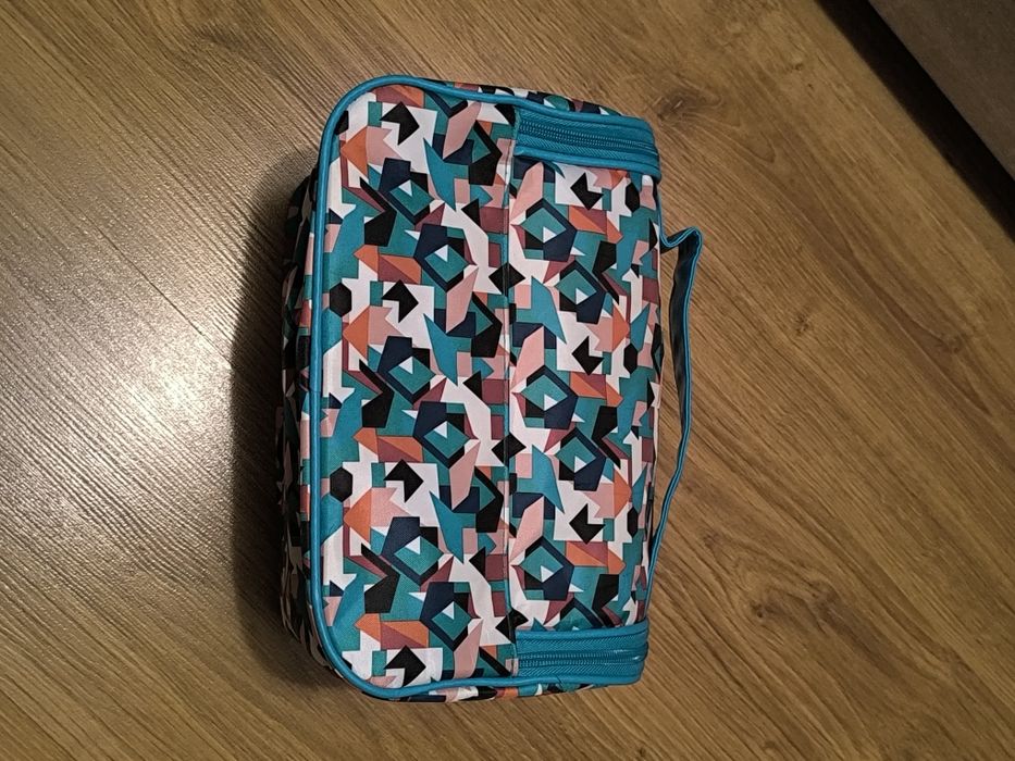 Duża kosmetyczka bardzo pojemna w wzory